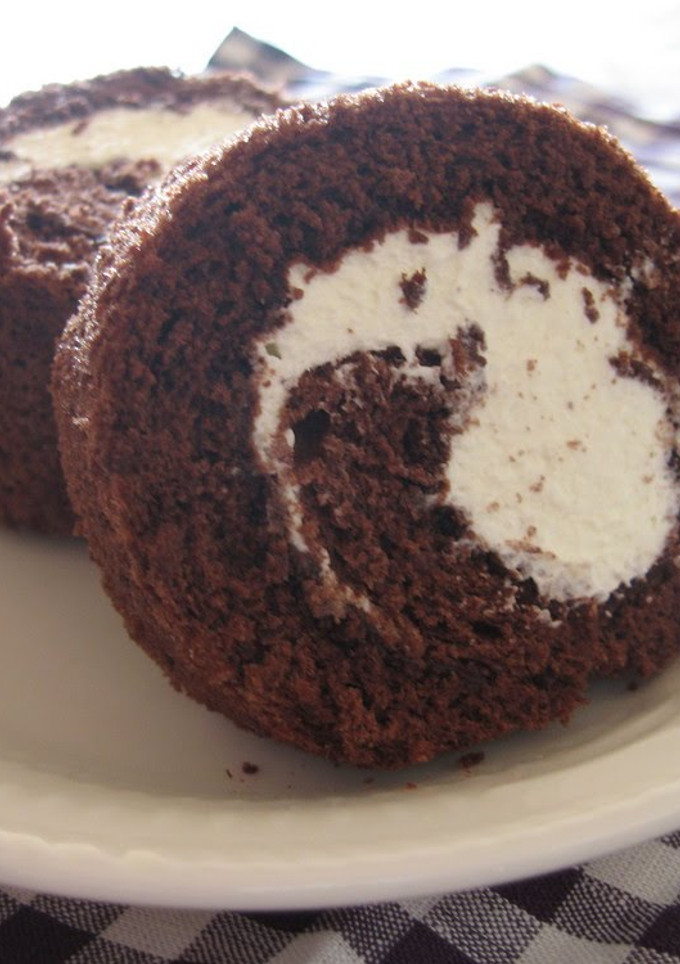 A picture of Moist Cocoa Roll Cake.