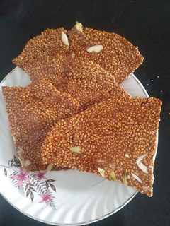 તલ ની ચીકી(Tal chikki Recipe in Gujarati) રેસીપી મુખ્ય ફોટો