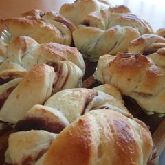 A picture of Fluffy & Sticky Curly Anpan using a Bread Maker.