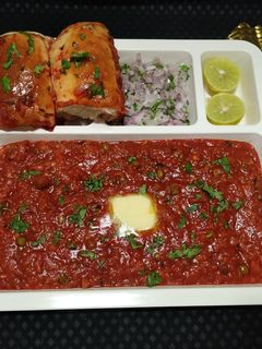प्रेशर कुकर डबल मस्का पावभाजी (pav bhaji recipe in marathi) रेसिपी चे मुख्य फोटो