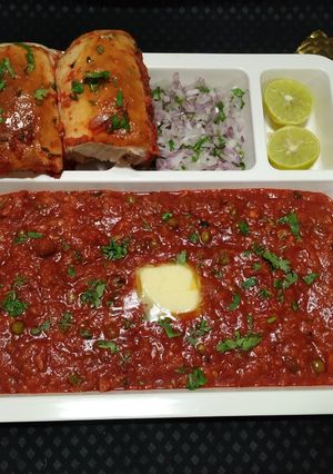 प्रेशर कुकर डबल मस्का पावभाजी (pav bhaji recipe in marathi) रेसिपी चे मुख्य फोटो 
