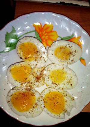 A picture of soft boil egg.
