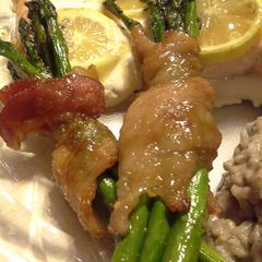 A picture of Bacon Asparagus bundles.