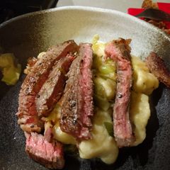 A picture of Tagliata with gnocchi and buttered leeks.