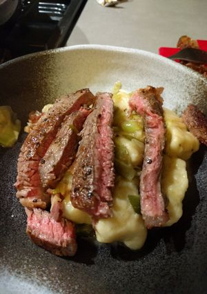 A picture of Tagliata with gnocchi and buttered leeks.