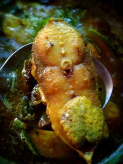 বেগুন আলু দিয়ে ইলিশ মাছের ঝোল(begun aloo diye illish macher jhol recipe in Bengali) রেসিপির প্রধান ছবি