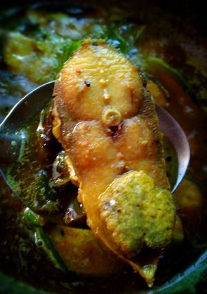 বেগুন আলু দিয়ে ইলিশ মাছের ঝোল(begun aloo diye illish macher jhol recipe in Bengali) রেসিপির প্রধান ছবি