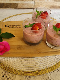 Una foto de Postre de frutillas