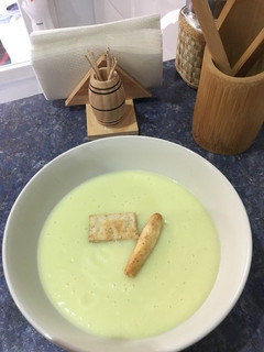 Una foto de Crema de calabacín y puerro con quesitos