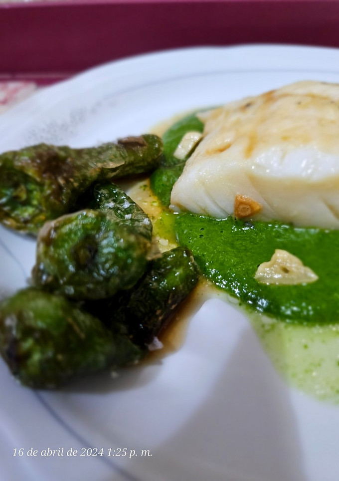Una foto de Bacalao confitado con salsa de espinacas
