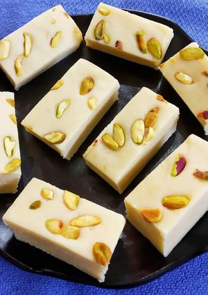 बर्फी (barfi recipe in Hindi) रेसिपी मुख्य फोटो