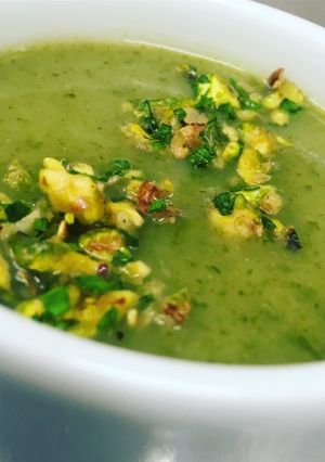 Foto di Spinach & potato soup with pistacchio gremolada