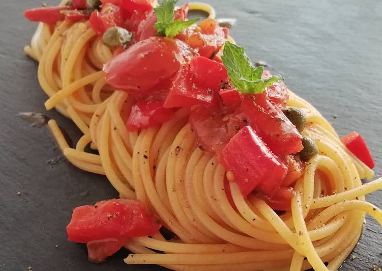 Spaghetti con peperoni, pomodorini, capperi e menta 👩‍🍳👩‍🍳