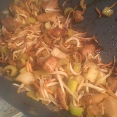 A picture of Chow mein.