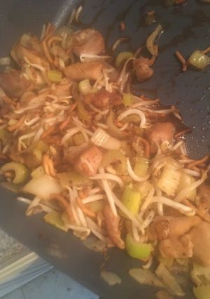 A picture of Chow mein.