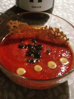 Una foto de Salmorejo de remolacha con coral de tomate y esferificaciones