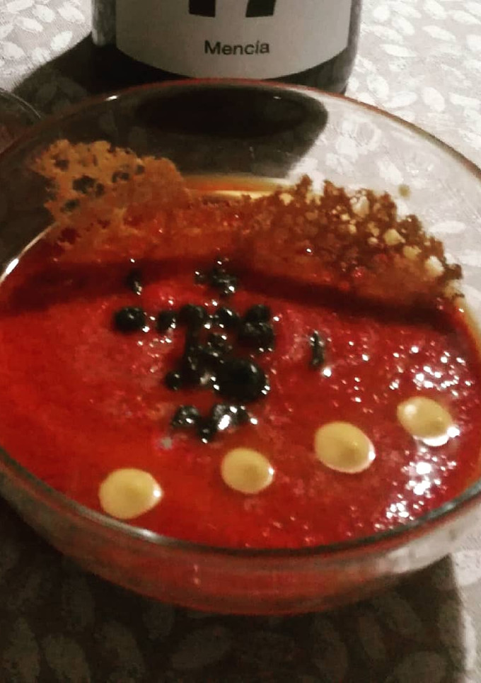 Una foto de Salmorejo de remolacha con coral de tomate y esferificaciones