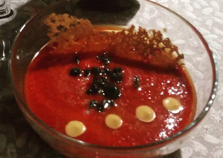 Salmorejo de remolacha con coral de tomate y esferificaciones