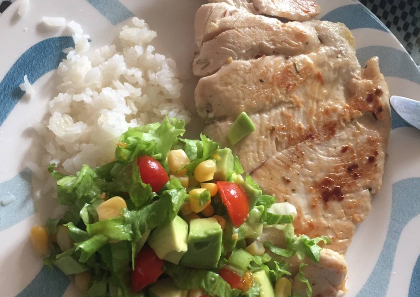 Pechuga a la plancha con ensalada de aguacate, lechuga, tomate cherry y maíz tierno