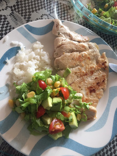 Una foto de Pechuga a la plancha con ensalada de aguacate, lechuga, tomate cherry y maíz tierno