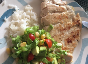Una foto de Pechuga a la plancha con ensalada de aguacate, lechuga, tomate cherry y maíz tierno