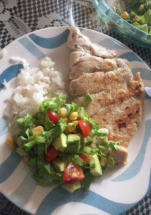 Una foto de Pechuga a la plancha con ensalada de aguacate, lechuga, tomate cherry y maíz tierno