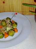 Coles de bruselas salteadas con picadillo de ternera