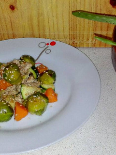 Una foto de Coles de bruselas salteadas con picadillo de ternera