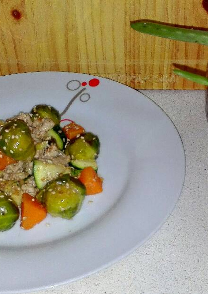 Una foto de Coles de bruselas salteadas con picadillo de ternera