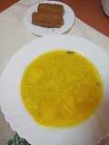 Caldo de papas y arroz con pella de gofio para estudiantes