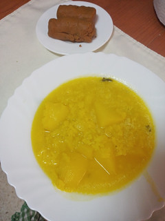 Foto principal de Caldo de papas y arroz con pella de gofio para estudiantes