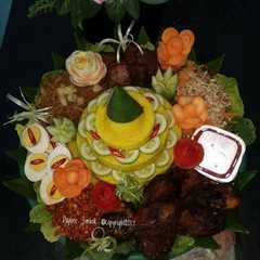 A picture of Nasi Tumpeng.