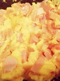Una foto de Huevos con tocineta🥓, salchicha y salchichón de pollo🍗 🥚👌😋!