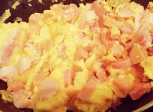 Una foto de Huevos con tocineta🥓, salchicha y salchichón de pollo🍗 🥚👌😋!