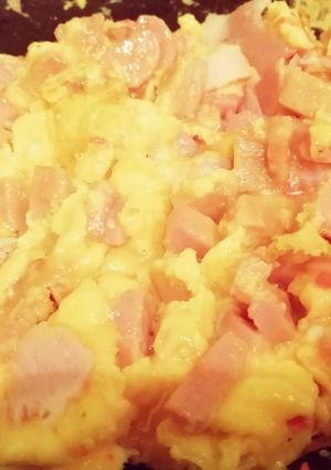 Una foto de Huevos con tocineta🥓, salchicha y salchichón de pollo🍗 🥚👌😋!