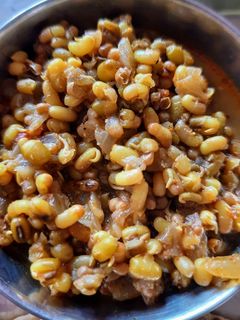 मटकीची उसळ (matki chi usal recipe in marathi) रेसिपी चे मुख्य फोटो 