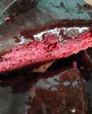 Pastel terciopelo rojo con plátano cubierto frosting de chocolate