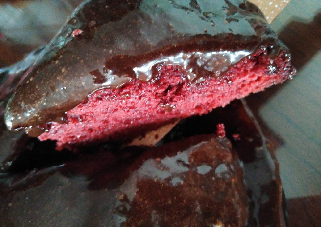 Pastel terciopelo rojo con plátano cubierto frosting de chocolate