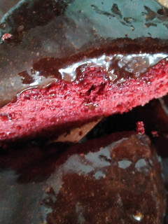 Una foto de Pastel terciopelo rojo con plátano cubierto frosting de chocolate