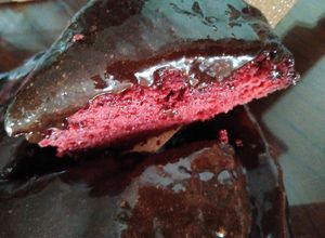 Una foto de Pastel terciopelo rojo con plátano cubierto frosting de chocolate