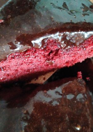 Una foto de Pastel terciopelo rojo con plátano cubierto frosting de chocolate