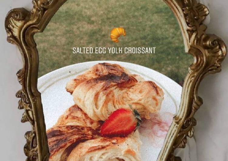 Salted egg yolk croissant