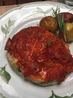 Una foto de Pez espada con salsa y papines (horno)