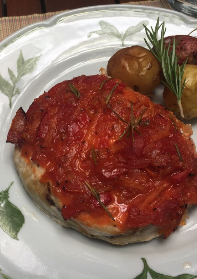 Una foto de Pez espada con salsa y papines (horno)