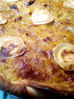 Una foto de Quiche de cebolla caramelizada con queso de cabra