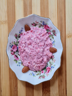 Una foto de Yogur griego en rosa 🌹 Yogur con avena trasnochada y frutillas 🍓 low carb 🍓 alto en proteínas