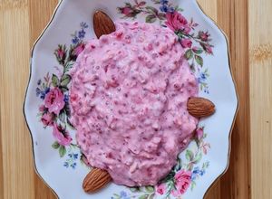 Una foto de Yogur griego en rosa 🌹 Yogur con avena trasnochada y frutillas 🍓 low carb 🍓 alto en proteínas