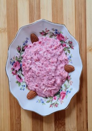 Una foto de Yogur griego en rosa 🌹 Yogur con avena trasnochada y frutillas 🍓 low carb 🍓 alto en proteínas