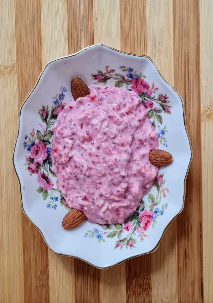 Una foto de Yogur griego en rosa 🌹 Yogur con avena trasnochada y frutillas 🍓 low carb 🍓 alto en proteínas