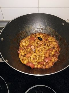 Una foto de Wok de calamares en salsa picante con garbanzos